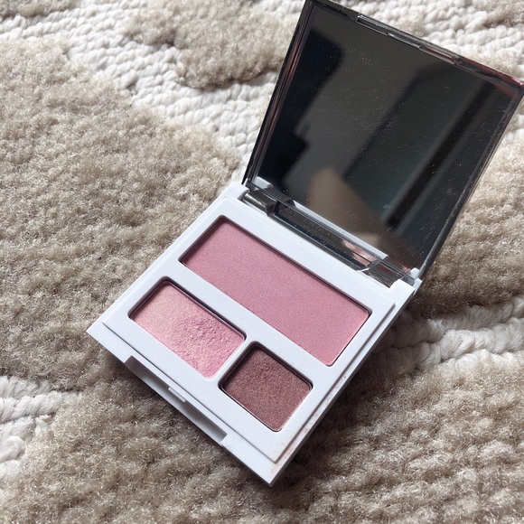 Clinique Travel Compact - Eyeshadow & Blush Set - Picture 3 of 6